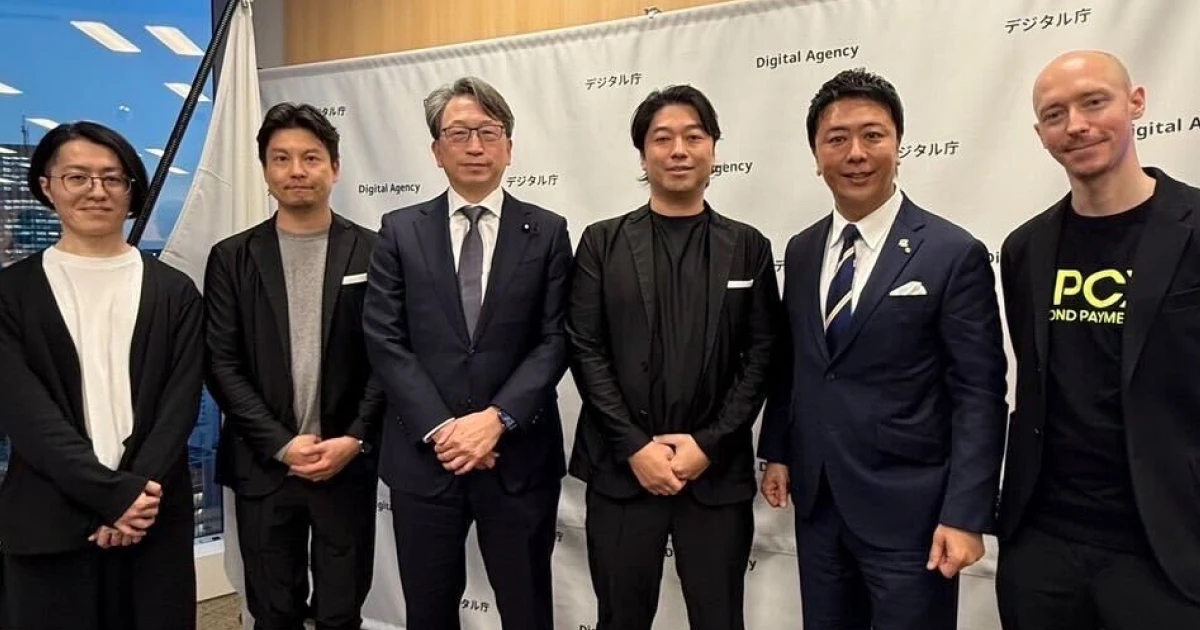 福岡市長・UPCX関係者らがデジタル庁を表敬訪問し、記念撮影を行った様子（デジタル庁バックパネル前）