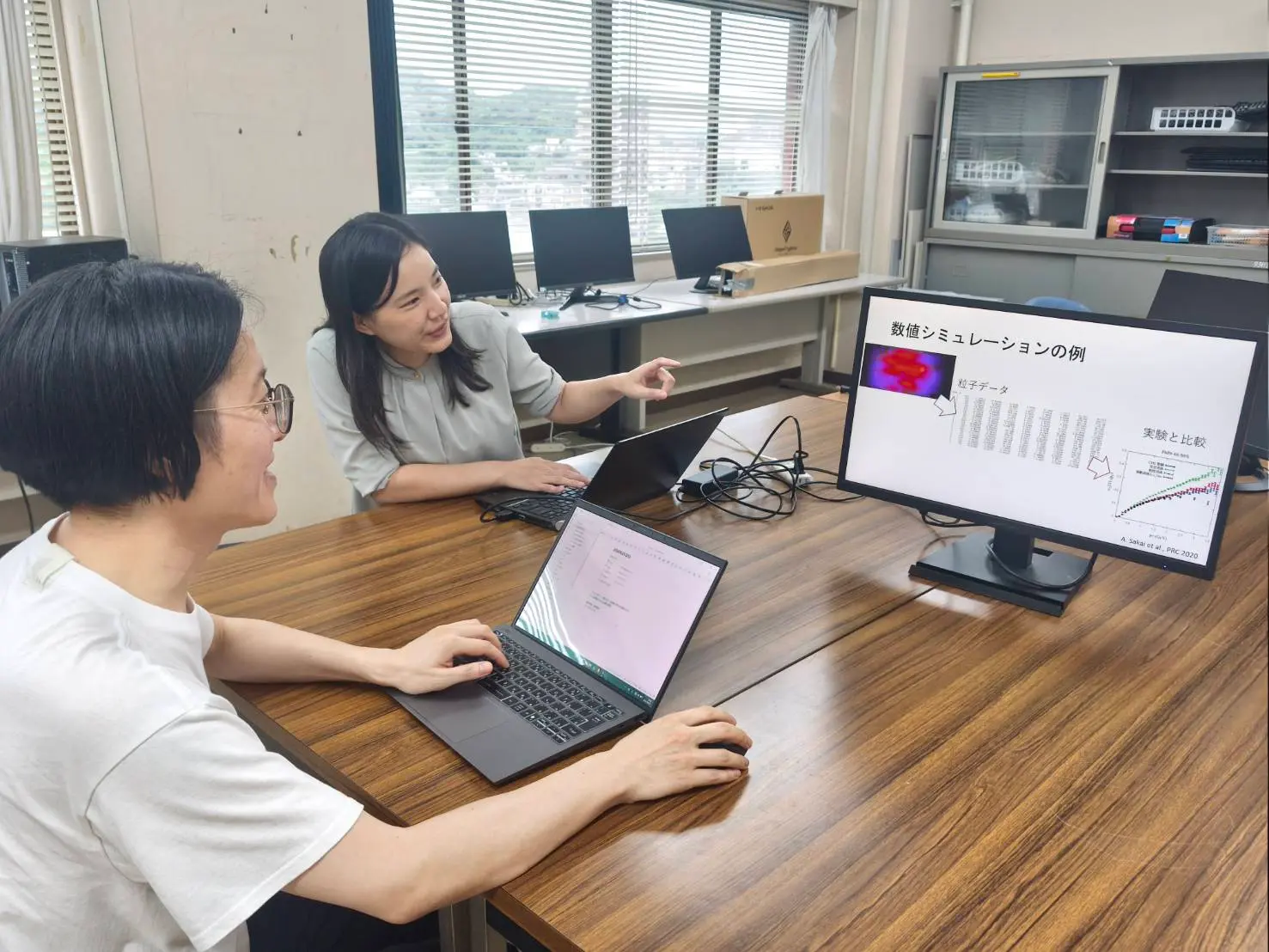 長崎総合科学大学にて開催された第1回ミーティングで、数値シミュレーションの資料をもとに議論する参加者