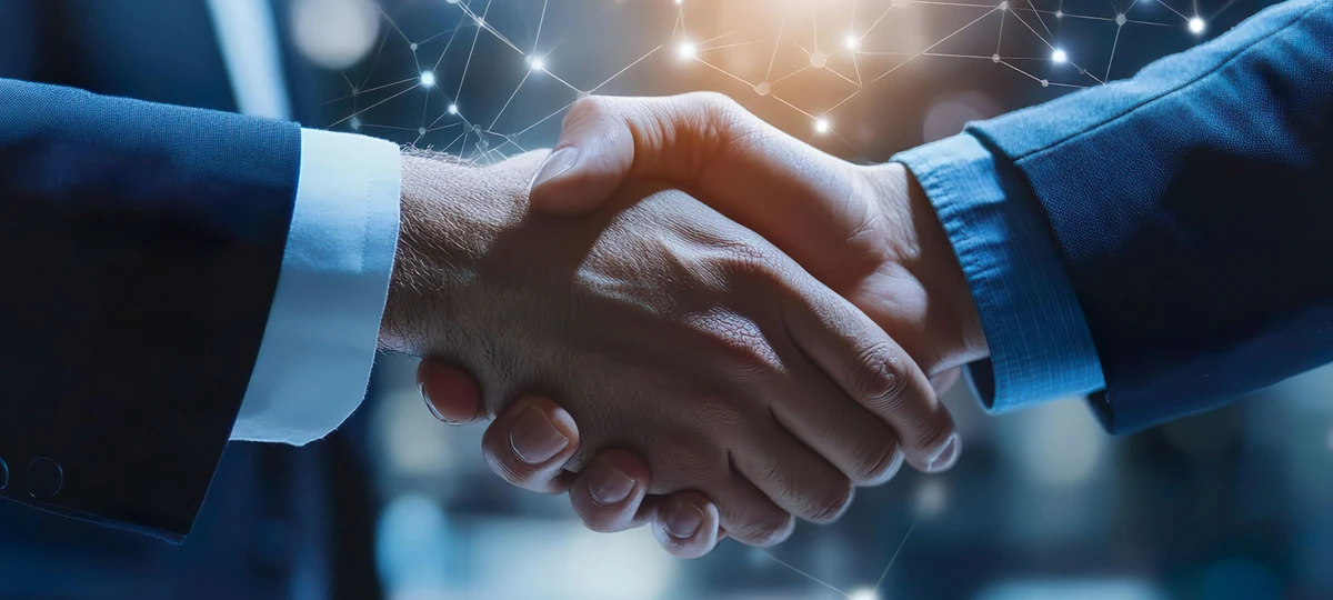 スーツ姿のビジネスマン同士が固く握手を交わす、信頼とパートナーシップを象徴するシーン