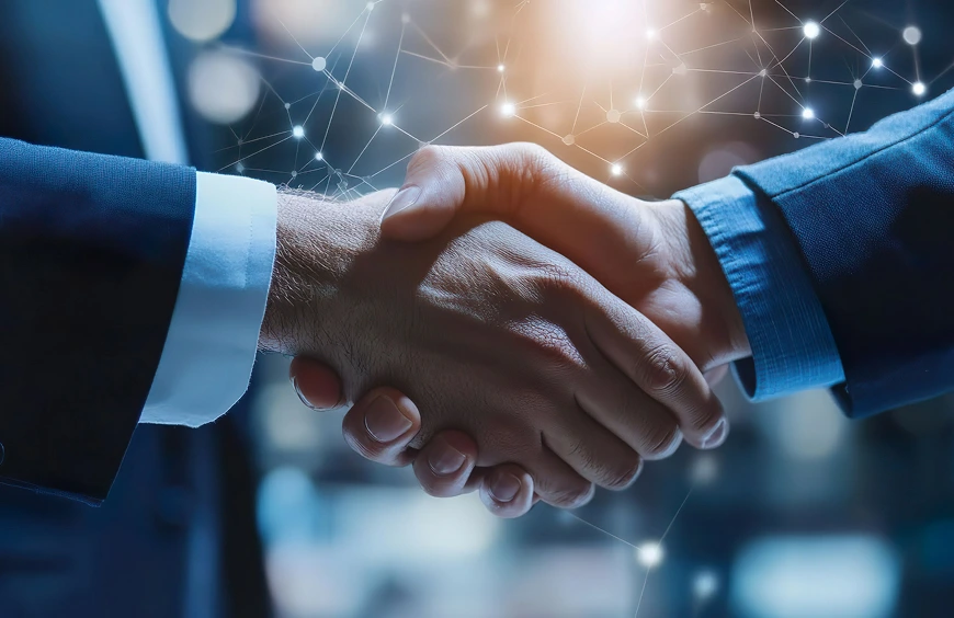 スーツ姿のビジネスマン同士が力強く握手を交わす、信頼とパートナーシップを象徴するビジネスシーン