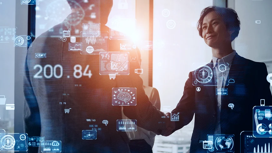 ビジネスマン同士が笑顔で握手を交わし、周囲にデジタル情報が浮かぶ未来的なビジネスシーン