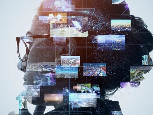 未来技術とデジタル情報が重なる女性の横顔のシルエット。複数のホログラム画像やデータが空間に浮かび、デジタル社会やAI、イノベーションの概念を表現しているビジュアル。