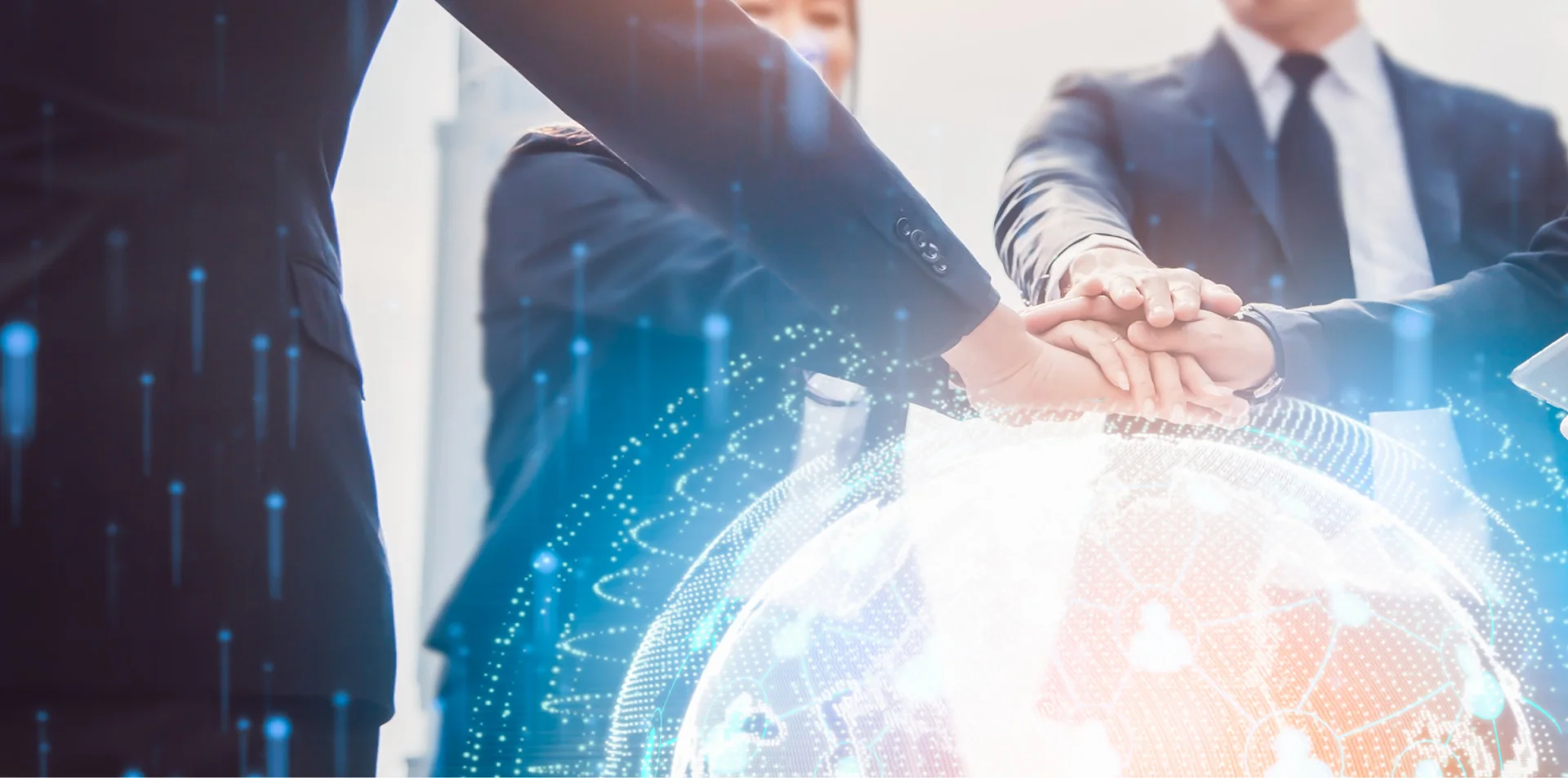 ビジネススーツを着たメンバーが手を重ね、グローバルなつながりを象徴する地球儀のイメージとともにチームワークを表現するビジュアル