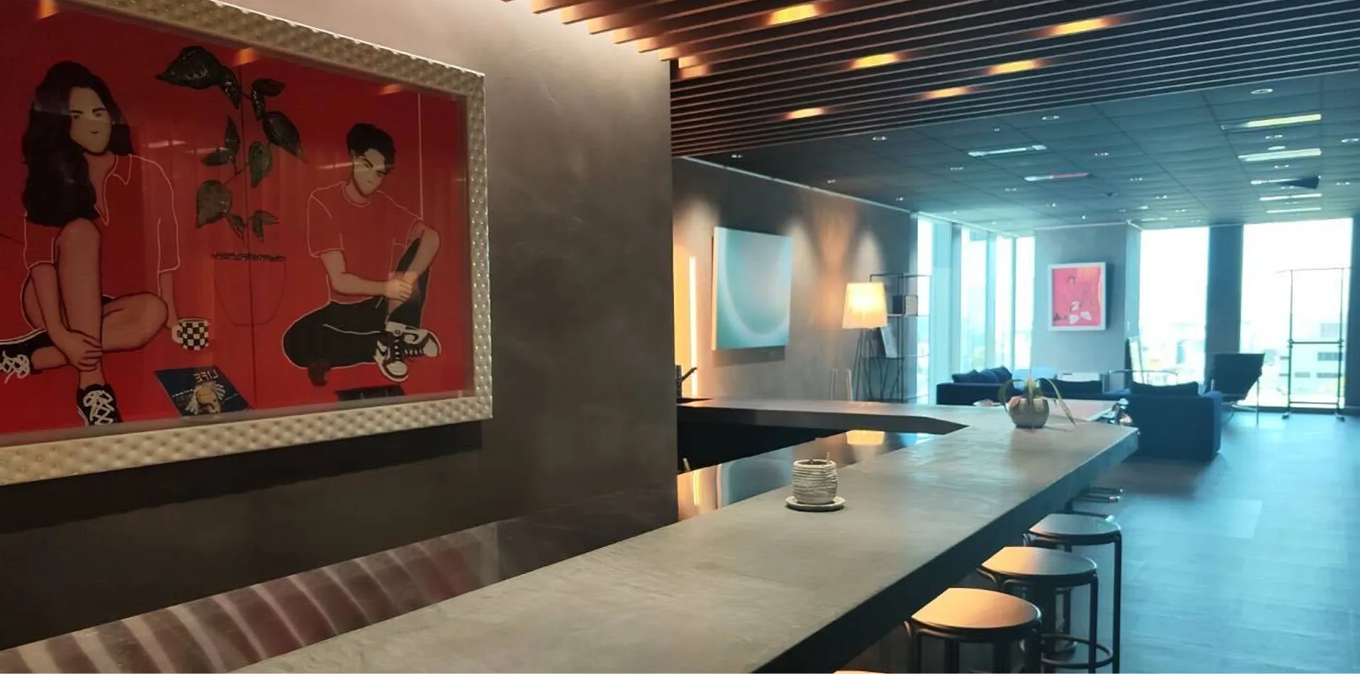 アート作品が飾られた洗練されたモダンオフィスの内観