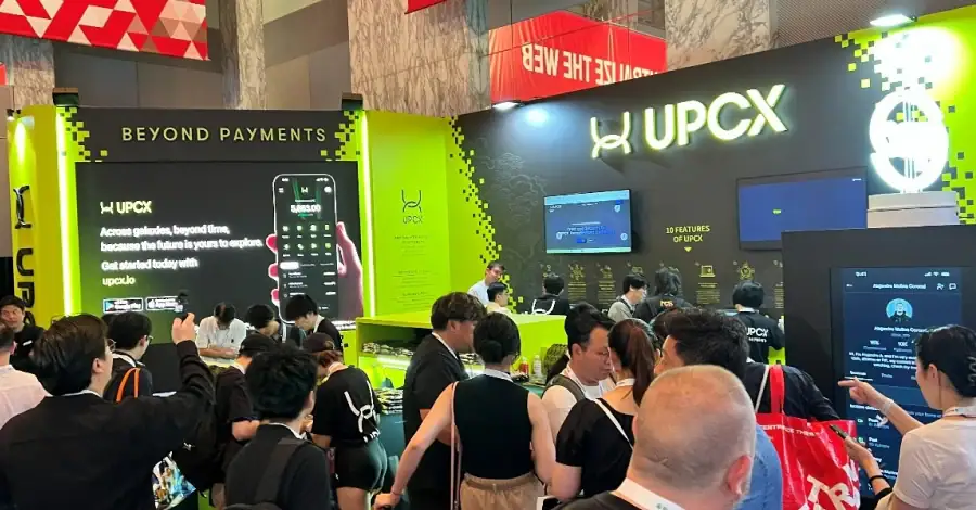 WebX 2025のUPCXブースに集まる来場者の様子。