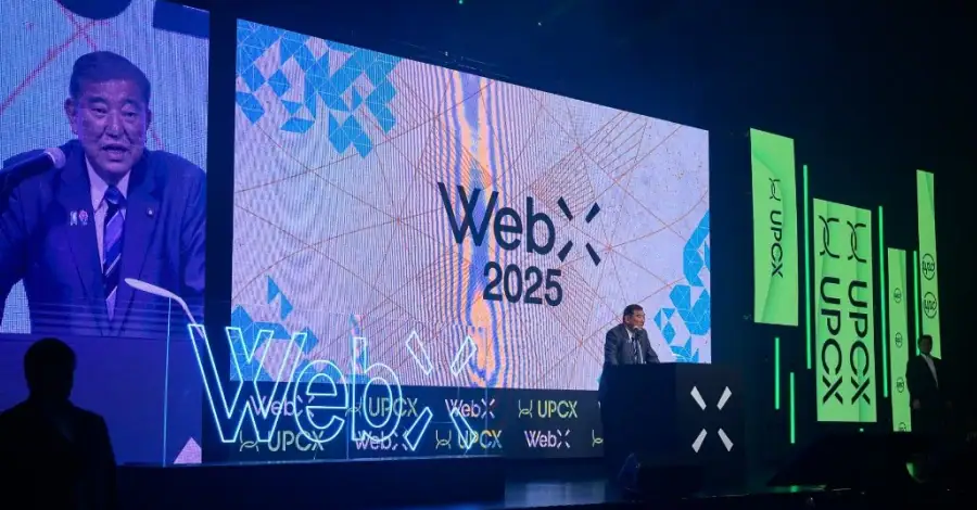 石破茂元首相がWebX 2025メインステージでのスピーチの様子。